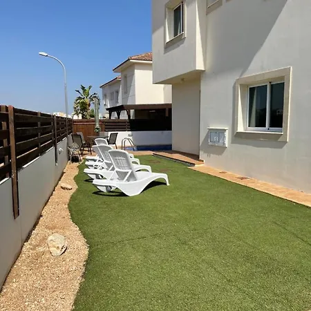 Beautiful Villa With Pool In Ayia Triada Cyprus فيلة