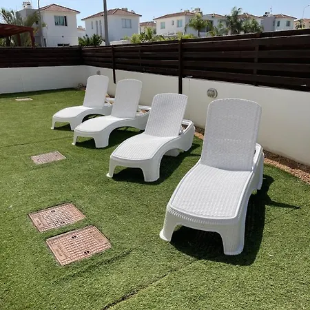 Beautiful Villa With Pool In Ayia Triada Cyprus فيلة
