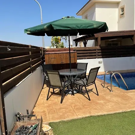 Beautiful Villa With Pool In Ayia Triada Cyprus فيلة